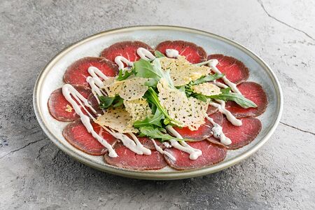 Карпаччо из говядины с домашними чипсами из пармезана