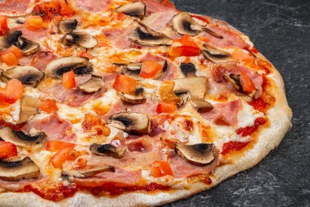 Мясная пицца с грибами
