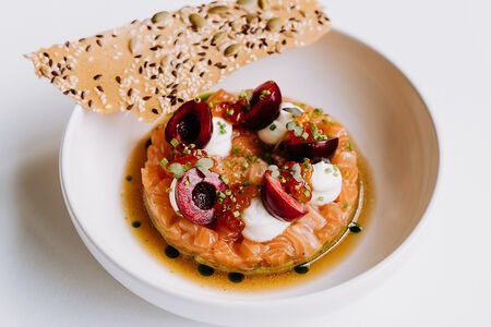 Тартар из лосося с черешней и сливочным хреном