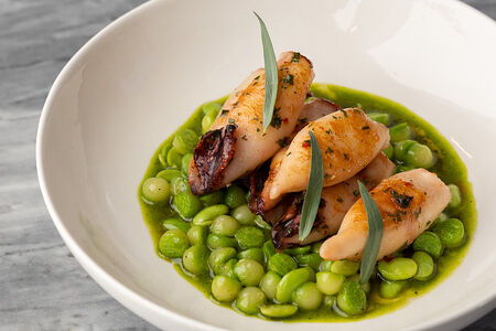 Кальмары на гриле с фермерским кабачком