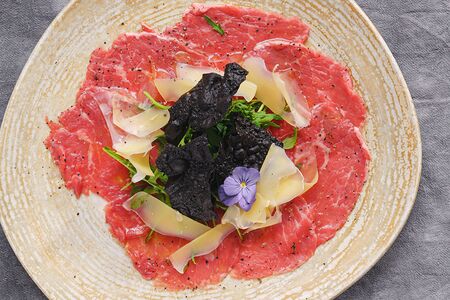 Карпачо с черными чипсами