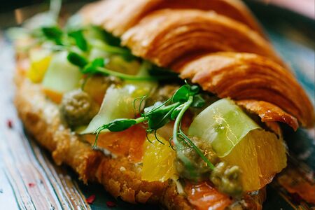 Круассан с лососем