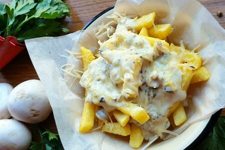 Картофель фри с грибным рагу