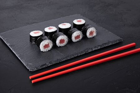 Ролл с тунцом