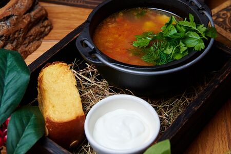 Насыщенный бульон из курицы с пастой птитим