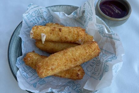 Сырные палочки с брусничным соусом