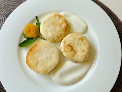 Сырники без сахара с курагой со сметаной
