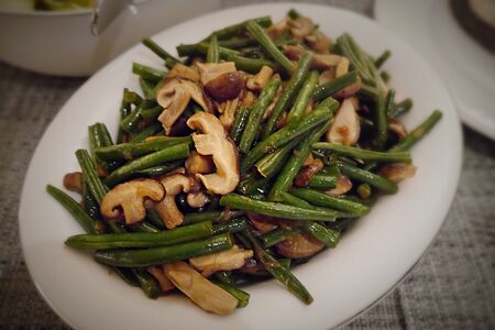 Тушеная стручковая фасоль с зеленым горошком и грибами  