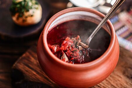 Борщ с чесночной пампушкой и сметаной