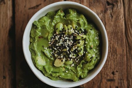 Хумус с авокадо, эдамаме и кунжутом