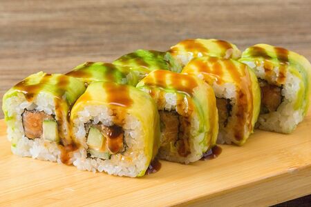 Зелёная Филадельфия с сёмгой и авокадо