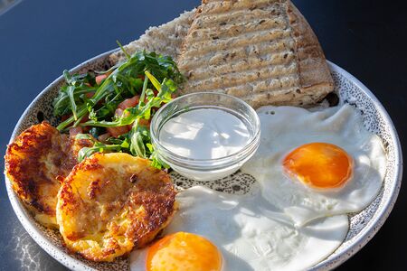 Завтрак с драниками и глазуньей