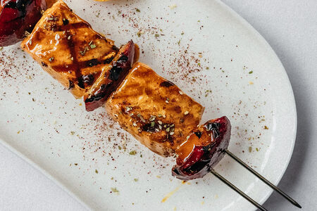 Лосось со сливой в гранатовой глазури