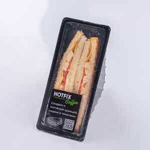 Сэндвич с копченой курицей, сыром и томатом