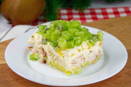 Салат слоеный с курицей и киви