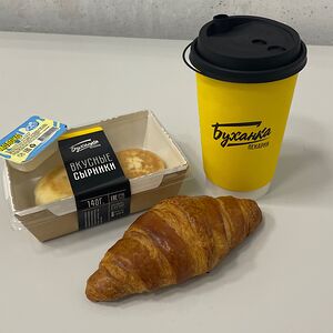 Капучино, сырники и круассан на сливочном масле