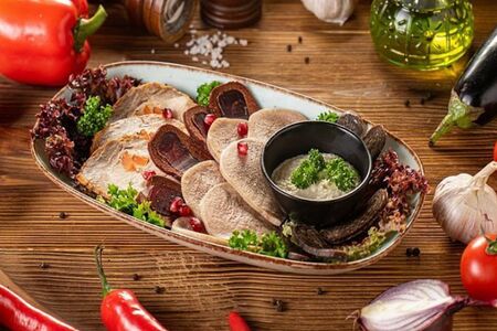 Нарезка из мясных деликатесов