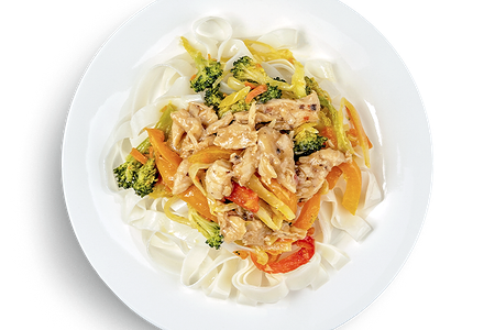 Рисовая лапша с цыпленком и овощами по-тайски