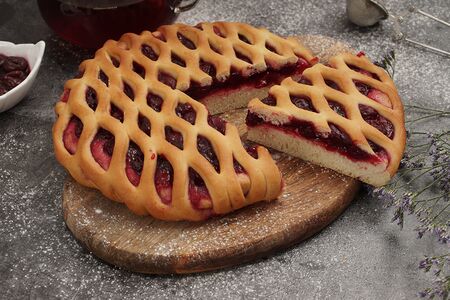 Пирог с вишней на сдобном тесте