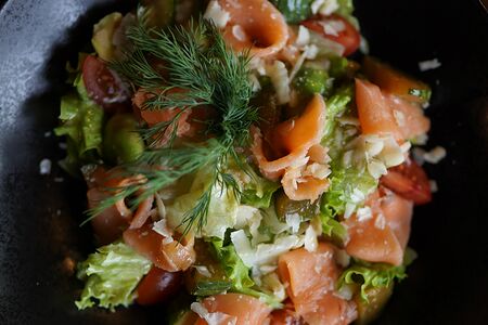 Салат со слабосоленым лососем