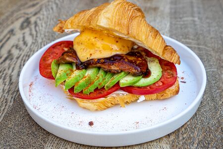 Бенедикт в круассане с угрем и авокадо