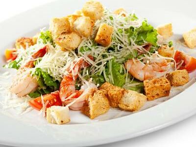 Салат Цезарь с креветкой темпура