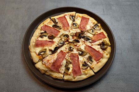 Пицца с ветчиной с грибами