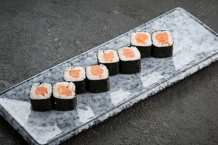 Маки с лососем