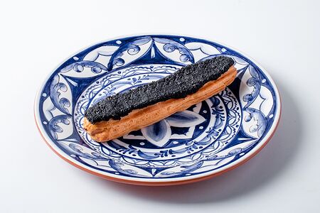 Эклер с кремом из маскарпоне, маком, фундуком и мёдом