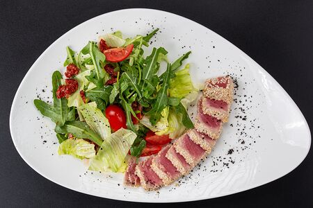 Салат с тунцом и вялеными томатами