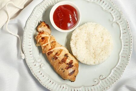 Куриное филе с рисом и кетчупом