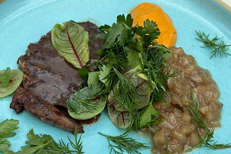 Сладкая конина с кашей топинамбура