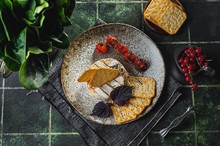 Запеченный камамбер и багет