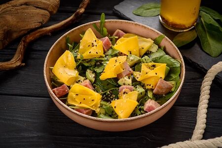 Салат с тунцом, авокадо и манго