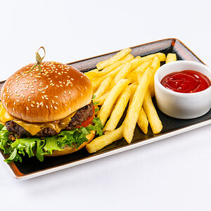 Фирменный бургер с говяжьей котлетой и картофелем фри