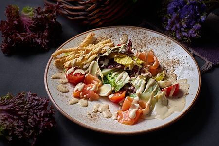 Салат Цезарь с семгой