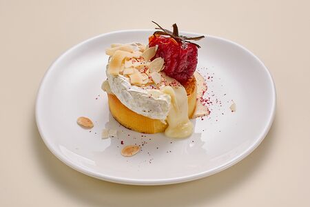 Камамбер, запеченный на бриоши с карамельным томатом