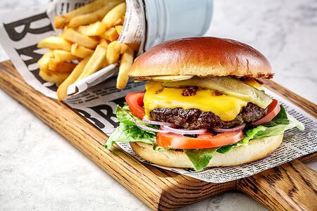 Бургер с говяжьей котлетой и картофелем фри