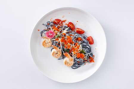 Черная лапша с креветками