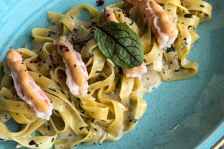 Паста с креветками и соусом чимичурри