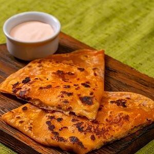 Томатная лепешка с картофельной начинкой, жареными грибами и сыром моцарелла