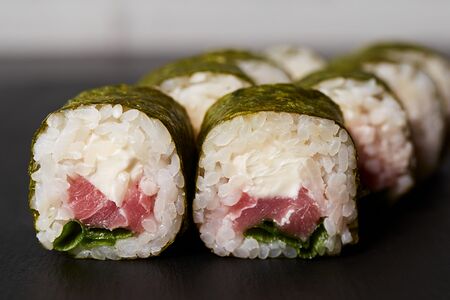 Ролл с тунцом