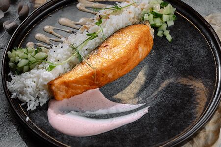 Стейк лосося со сливочно-икорным соусом