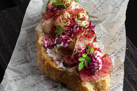 Бускетта с опаленным тунцом, огурцом, кремом из сыра фета