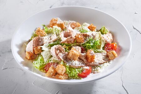 Салат Цезарь с курицей