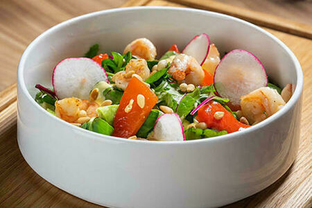 Салат с креветками, авокадо и манговым айоли