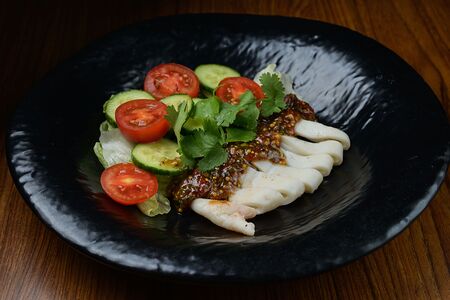 Салат с кальмарами и соусом Табуле