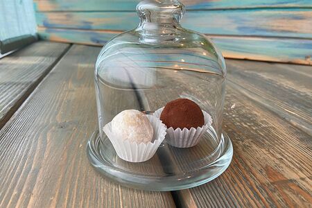 Трюфель с кунжутом и фундуком