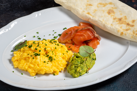 Скрэмбл с лососем и гуакамоле
