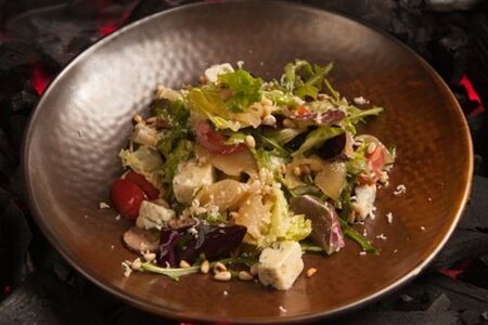 Салат с утиной грудкой и сыром дорблю